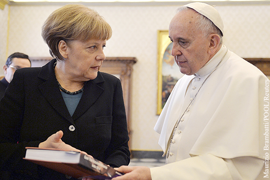 Меркель выразила папе римскому возмущение из-за его слов о Европе