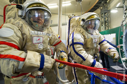 Российские космонавты начали тренировки в обновленных скафандрах