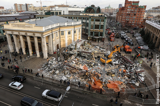 Во время демонтажа ларьков в центре Москвы обрушился подземный переход