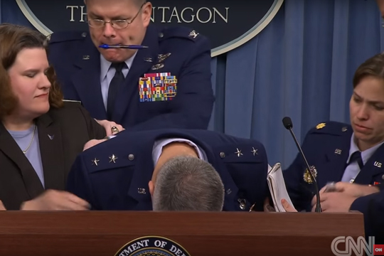 Генерал ВВС США упал в обморок во время пресс-конференции