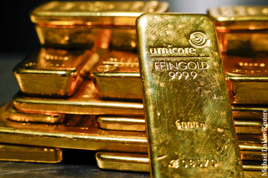 В валютных войнах побеждает золото