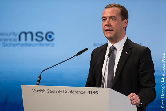 Медведев призвал США не пугать наземными операциями в Сирии
