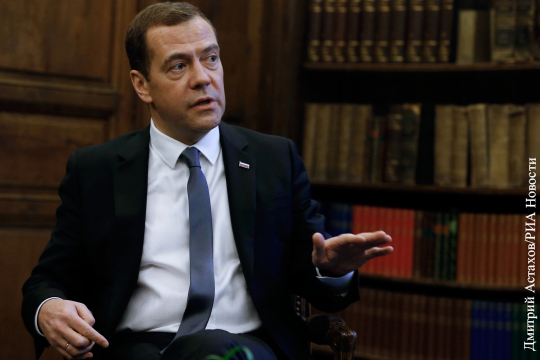 Медведев о ситуации с фурами: Власти на Украине нет