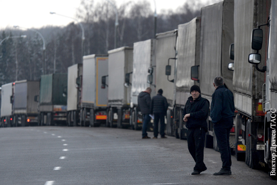 ЕС выразил обеспокоенность приостановкой транзита российских грузовиков через Украину