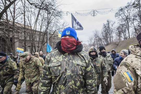 На майдане в Киеве начались столкновения между нацгвардией и радикалами