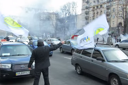 Протестующие против Uber киевские таксисты подожгли шины