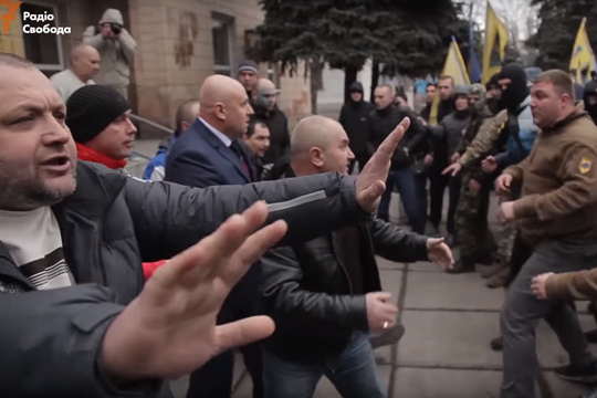 Мэр Белозерского подрался с толпой боевиков «Азова»