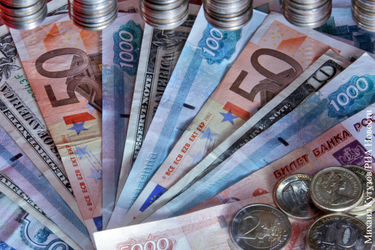 Курс доллара упал ниже 75 рублей, евро - ниже 83 рублей