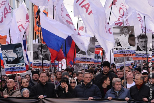 К началу акции памяти Немцова в Москве собралось 7,5 тыс. человек
