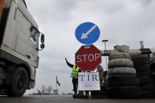 Украинские радикалы заблокировали проезд 14 российских большегрузов