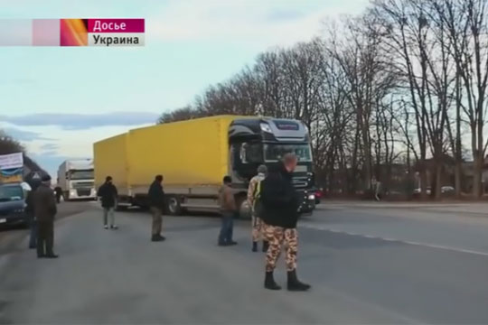 Украинские радикалы заявили об остановке 13 российских грузовиков во Львовской области