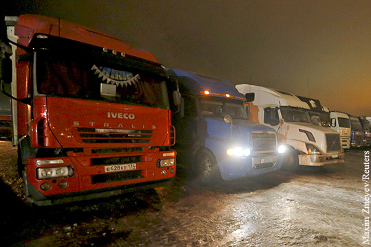 Украинские националисты заявили о блокаде во Львовской области более 20 грузовиков 