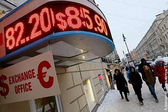 Евро снизился до 80 рублей впервые с января