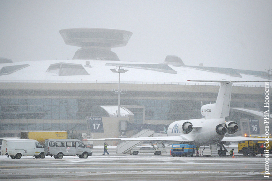 Из-за снегопада московские аэропорты отменили 100 рейсов