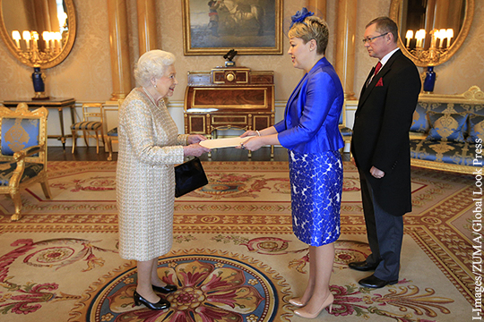 Посол Украины поразила королеву Великобритании своим ярким нарядом