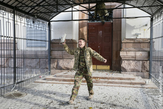 Посольство России в Киеве начали забрасывать камнями