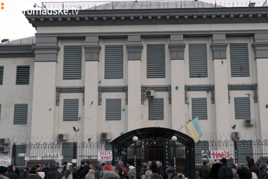 Посольство России в Киеве забросали бутылками с йодом