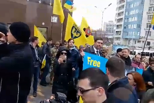 Митингующие в Одессе попытались прорваться на территорию генконсульства России
