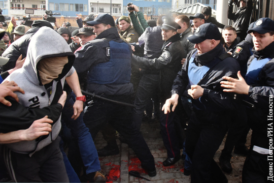 Украинские радикалы срывают свою злость на российском флаге