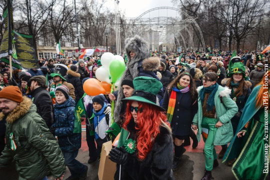 Более тысячи человек пришли на парад в честь Дня святого Патрика в Москве