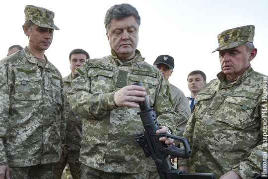 Порошенко подарил оружие сборной Украины по футболу