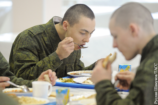Перевод питания военнослужащих на аутсорсинг обернулся убытком в 1 млрд рублей