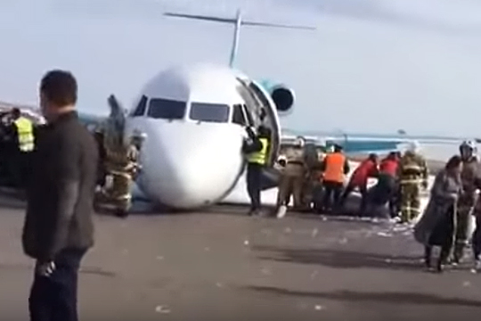 Самолет казахстанской Bek Air совершил посадку в Астане без переднего шасси