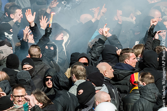Полиция Брюсселя применила водометы на антиисламской акции футбольных фанатов