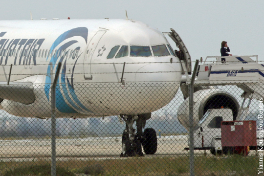Угонщик египетского лайнера потребовал дозаправки для полета в Турцию