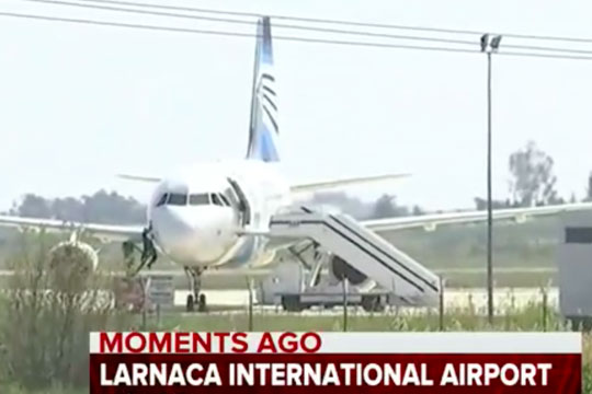 Обнародовано видео побега заложника из окна кабины самолета