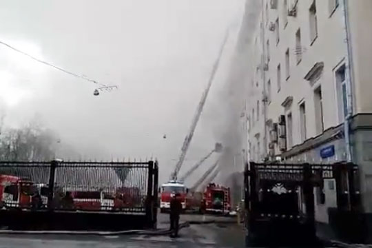 Огонь в горящем здании Минобороны перекинулся на крышу