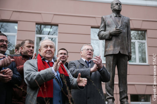 В Москве под звуки гимна «Боже, царя храни!» установили памятник Жириновскому (видео)