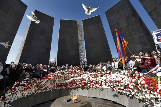 Лавров в Ереване возложил венок к памятнику жертвам геноцида армян