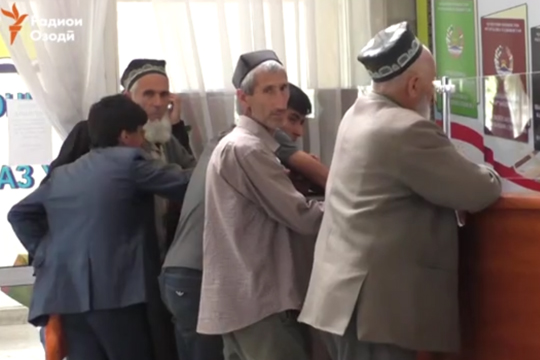 В Таджикистане запретили фамилии с русскими окончаниями
