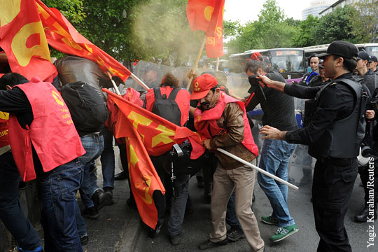 Полиция Турции применила слезоточивый газ к протестующим в центре Стамбула