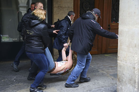 Активистки Femen устроили акцию на первомайском праздновании Нацфронта во Франции