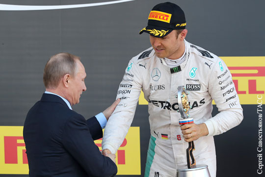 Путин наградил победителя российского этапа «Формулы-1»