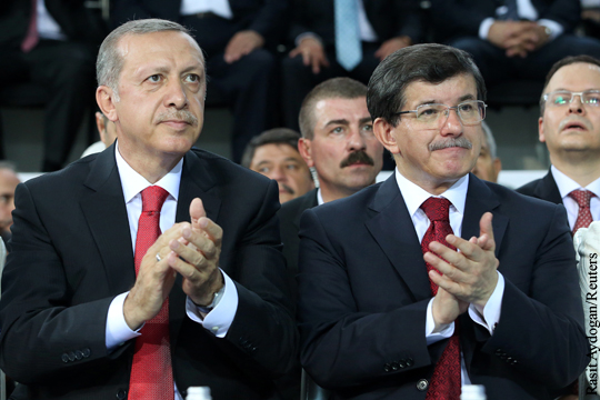 СМИ не исключили смещения Давутоглу с поста главы правящей партии Турции