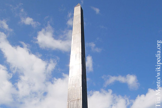 Националисты в Киеве сожгли георгиевскую ленточку у памятника Вечной Славы