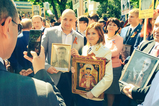 Поклонская в ходе акции «Бессмертный полк» пронесла икону Николая II