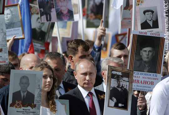 Путин возглавил шествие «Бессмертного полка» в Москве