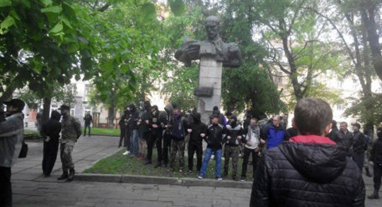 У памятника советскому поэту во Львове произошли столкновения националистов и полиции