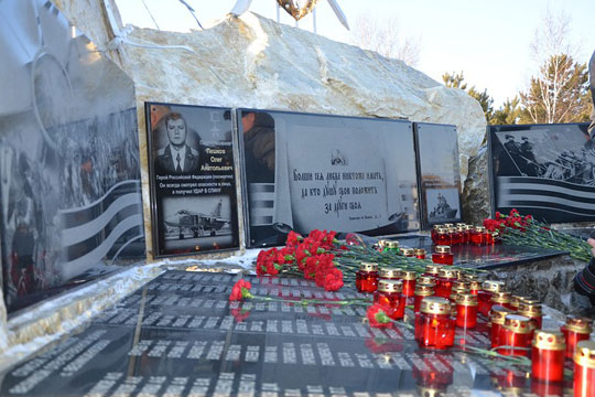 Осквернен памятник погибшим в Сирии пилоту Пешкову и матросу Позыничу
