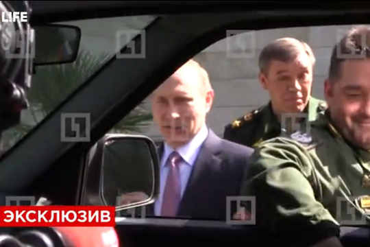 У нового военного джипа УАЗ оторвалась ручка во время показа Путину