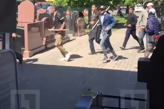 Полиция объяснила массовую драку на Хованском кладбище Москвы разделом его территории
