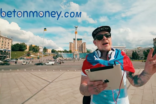 Мужчина на спор спел гимн России на Майдане в Киеве (видео)