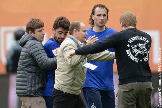 Фанаты «Динамо» после вылета команды из премьер-лиги пытались атаковать футболистов