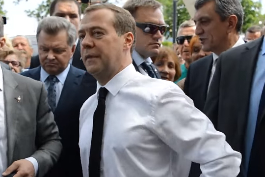 Медведев пожелал хорошего настроения спросившим про пенсии крымчанам (видео)