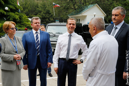 Медведев с иронией отнесся к протесту Украины из-за его визита в Крым