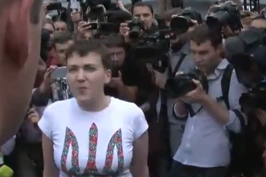 Савченко потребовала от встречающих не прикасаться к ней (видео)
